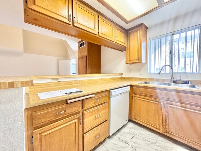 Building Photo - 5302 Cartwright Ave North Hollywood, CA 91601