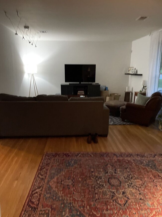 Building Photo - This gem is situated and Lovely 3BE/2BA on a quiet street in Warner Park
