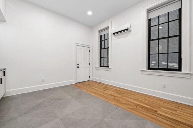Building Photo - 1121 Dayton St