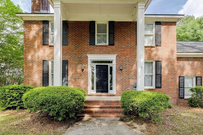 Foto del edificio - Stunning 4 Bed, 3 Bath Home with Pool in E...