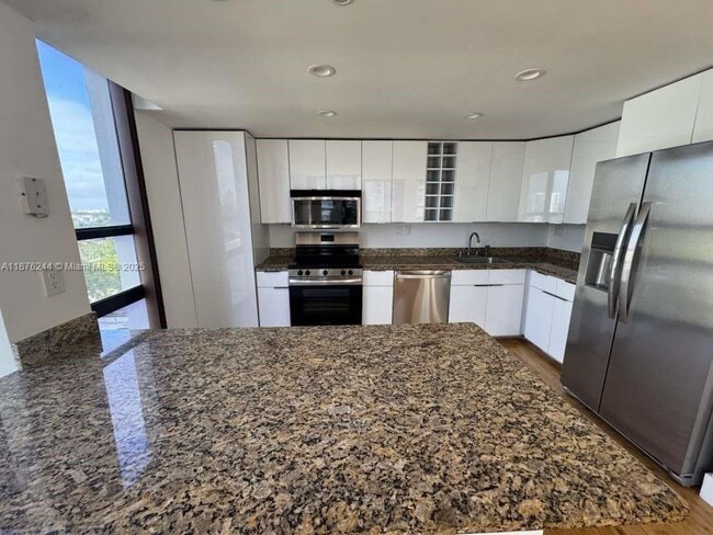 Building Photo - 600 NE 36th St