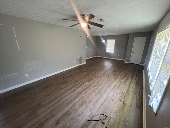 Building Photo - 1301 Beaumont Dr