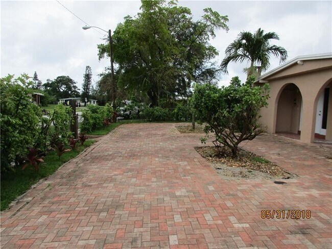 Foto del edificio - 1520 NE 43rd St