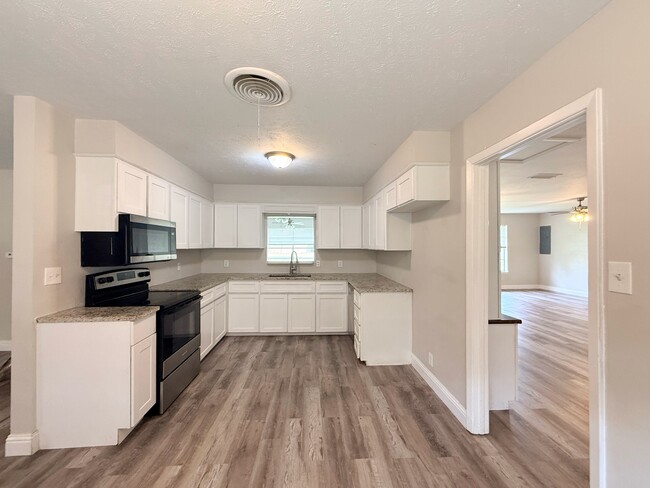 Building Photo - 4075 Old Bonham Rd