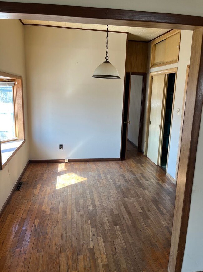 Building Photo - $1095 - 4 bed 2 bath - Single Family Home