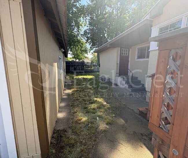 Foto del edificio - Two Bedroom House with Bonus Room Located ...