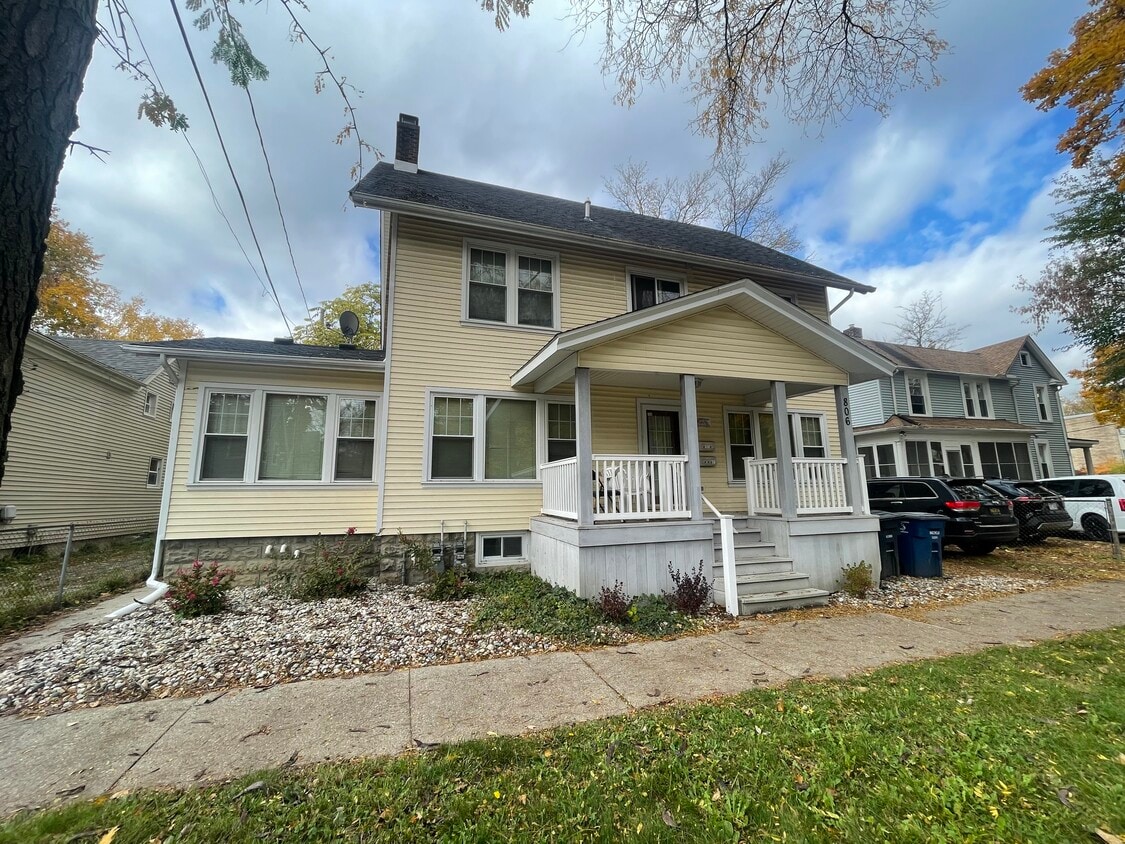 This is a great furnished 7-bedroom, 2-bath house split into two units: Unit #1 is a 3-bedroom, 1-ba - 806 Sybil St
