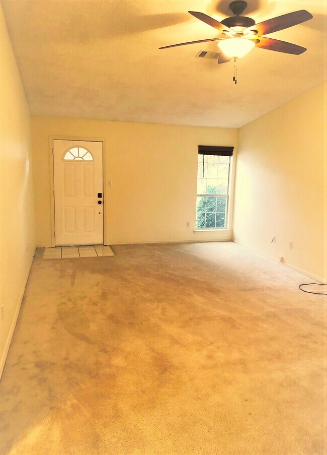 Large Living Room - 14100 Cottontail Ln