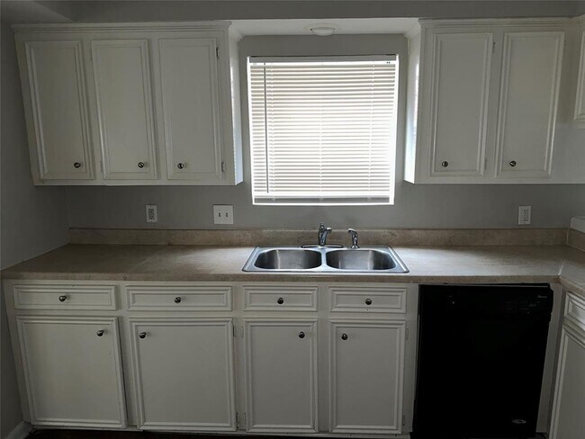 Building Photo - 2710 Heather Knoll Dr