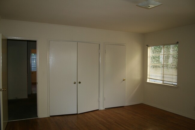 Building Photo - 552 Kelton Ave