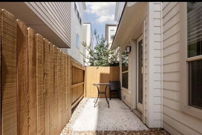 outdoor area - 3839 Harry Wurzbach Rd