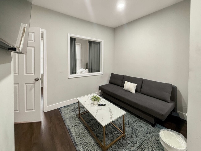 Building Photo - 128 Bainbridge St