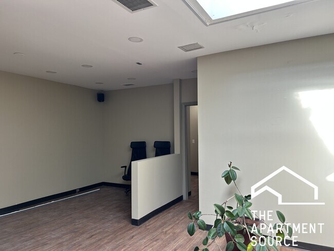 Foto del edificio - 4956 W Irving Park Rd