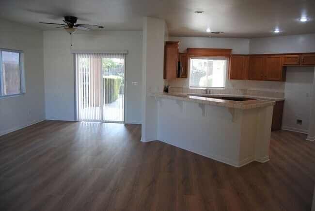 Foto del edificio - 2715 Paradise Point Pl