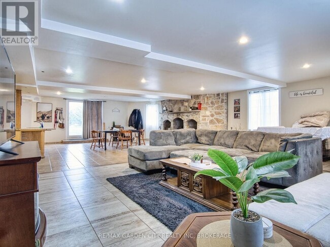 Building Photo - 33260 Pettit Rd