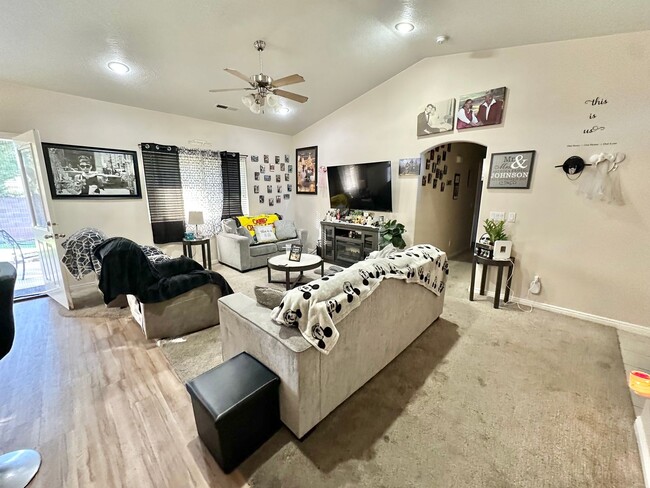 Foto del edificio - Charming 3 Bed, 2 Bath Home!