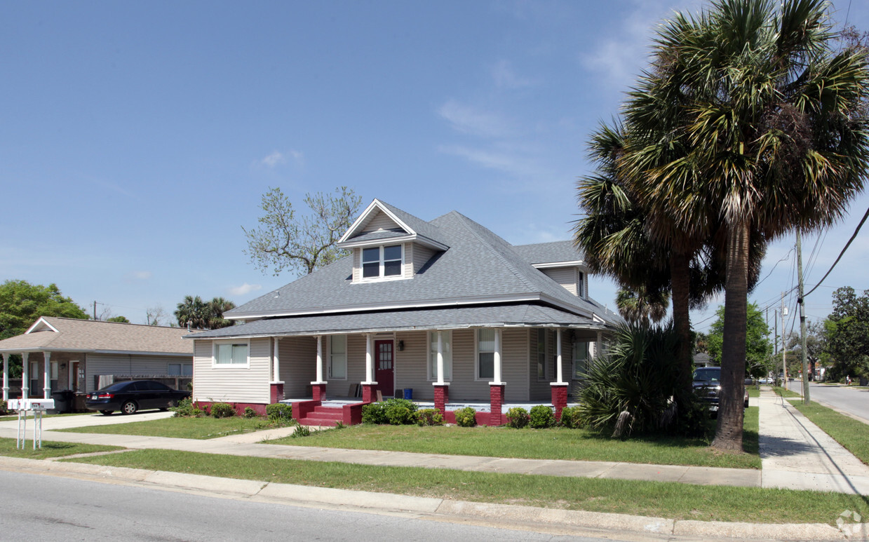 Building Photo - 516 E Strong St
