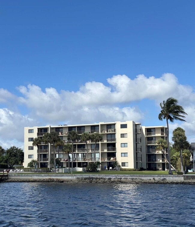 Building Photo - 1202 S Lake Dr