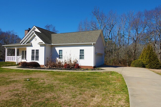 Building Photo - 175 Circle Rd