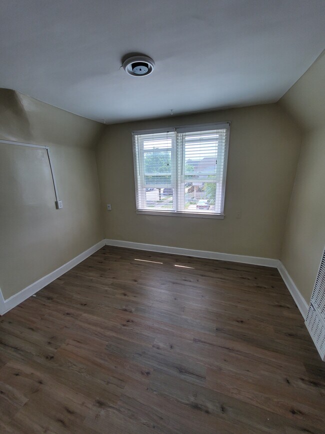 Building Photo - Charming 2BED/1BATH Riverwest Upper Unit