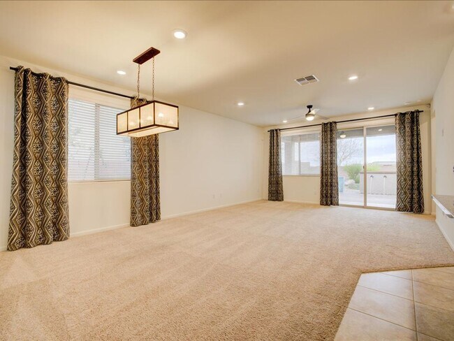 Building Photo - 4 bed/3 bath