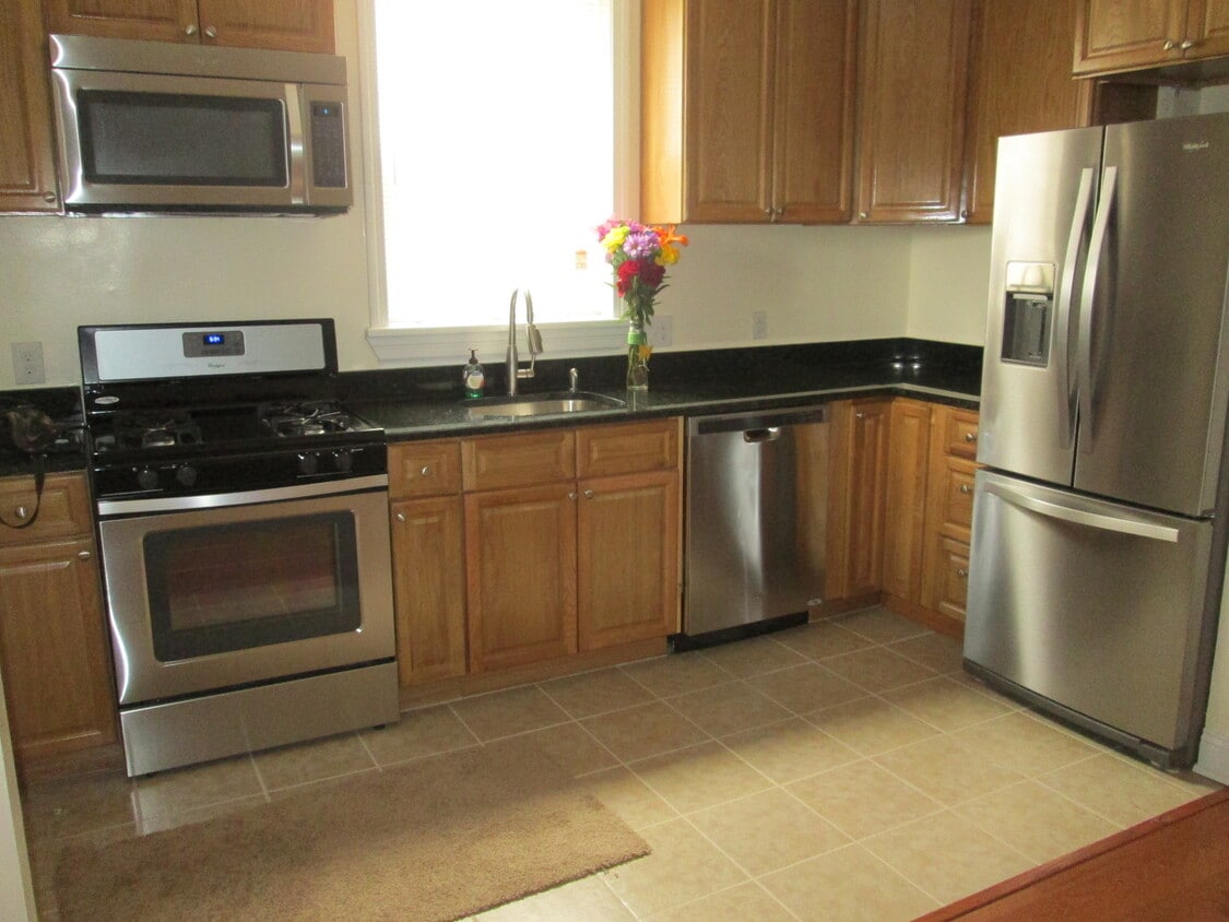 Primary Photo - 402 Summit Ave