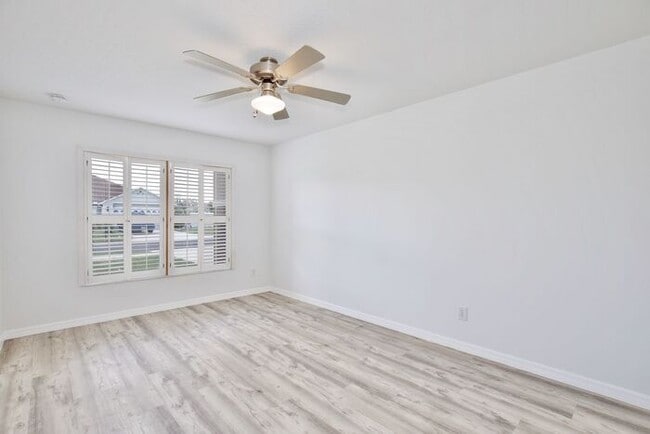 Building Photo - Beautiful 3/2 Spacious Home with a Bonus Room and a Large Fenced Backyard in Southern Fields - Cl...