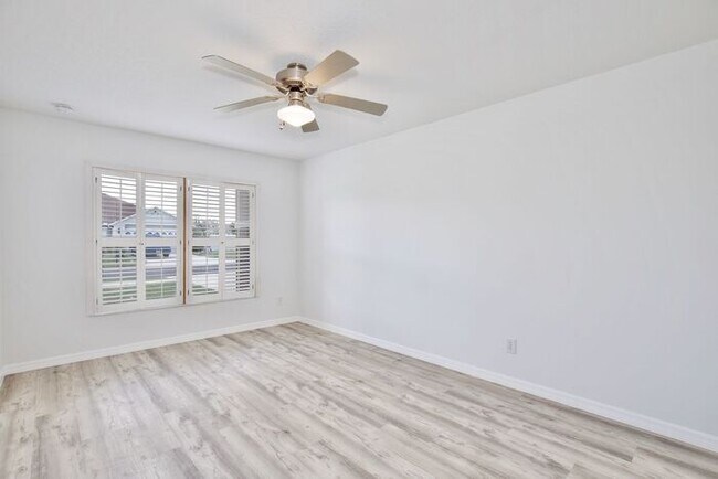 Foto del edificio - Beautiful 3/2 Spacious Home with a Bonus Room and a Large Fenced Backyard in Southern Fields - Cl...