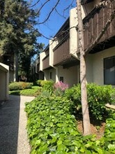 Building Photo - 999 Evelyn Terrace W
