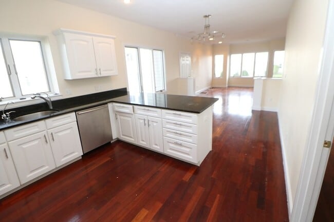 Building Photo - 143 Grovers Ave