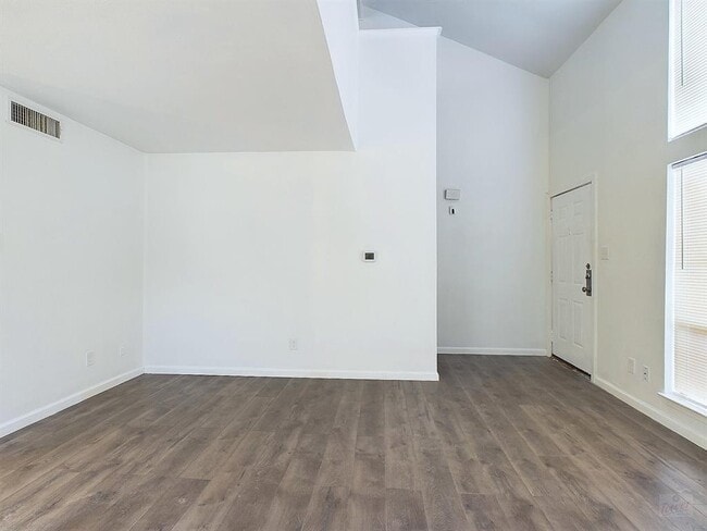 Foto del edificio - 2124 Burton Dr