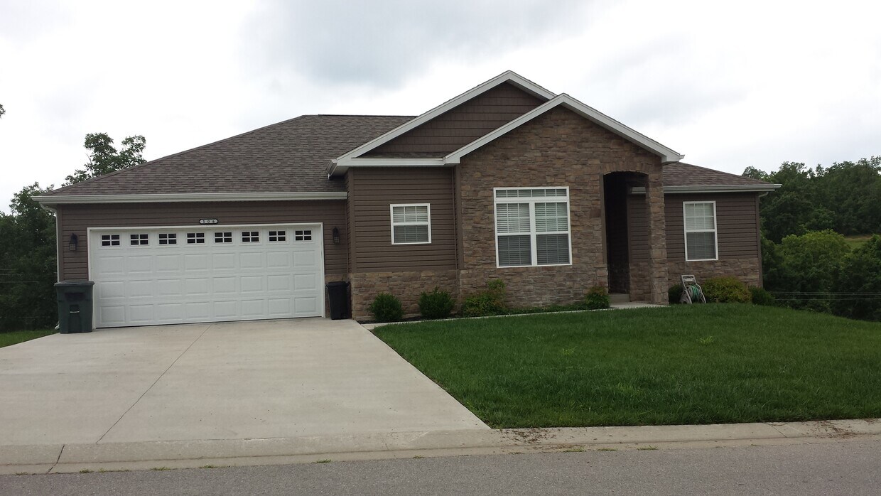 Foto principal - Luxurious 5 Bedroom Home in Woodridge Estates