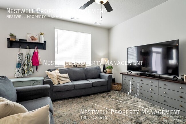 Building Photo - Newer 4-bed Home in West Haven
