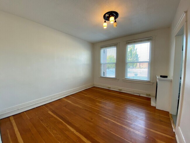 Foto del edificio - Cozy Carlton Court Studio with In-Unit Washer/Dryer, Walk-In Closet, Dishwasher!
