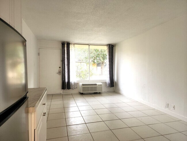 Building Photo - Newly Refurbished Studio Condo Near Florid...