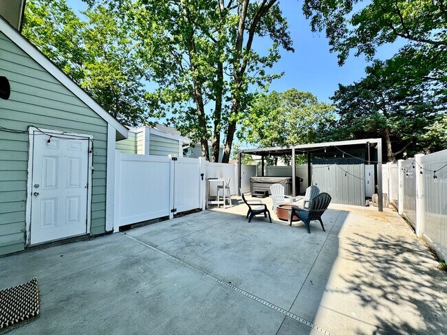 Foto del edificio - Ready NOW! A Custom Townhouse-Style Duplex Blocks to the Beaches! Fenced Yard - Hot Tub - Pet Fri...