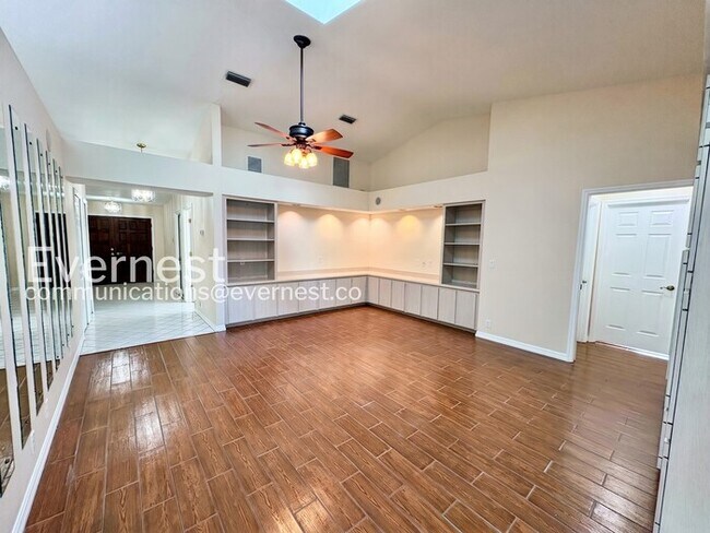 Foto del edificio - 5609 Rosewall Cir