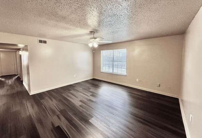 Building Photo - Three Bedroom Apartment with Spacious Dining and Living Area