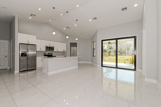 Foto del edificio - 3 bed 2 bath Single Family home in Golden Gate Estates