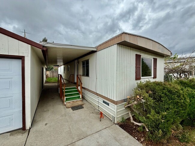 Building Photo - 2414 Empire Dr