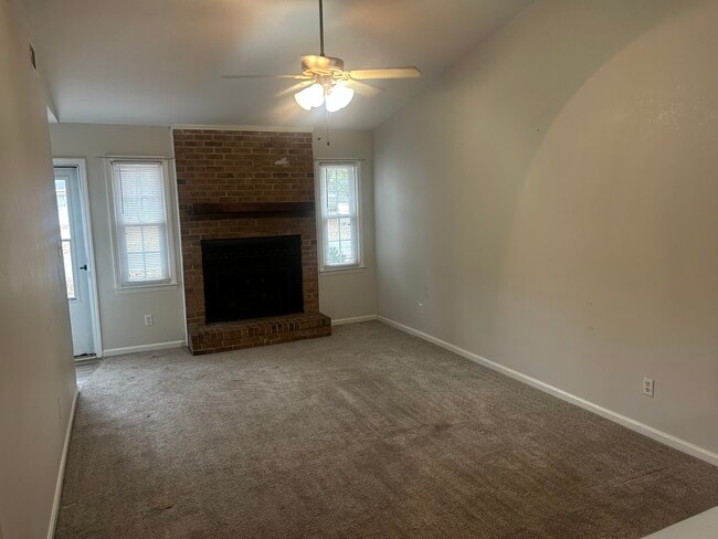 Foto del edificio - 403 Cedar Creek Dr