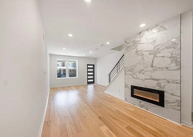 Foto del edificio - 6113 Webster St