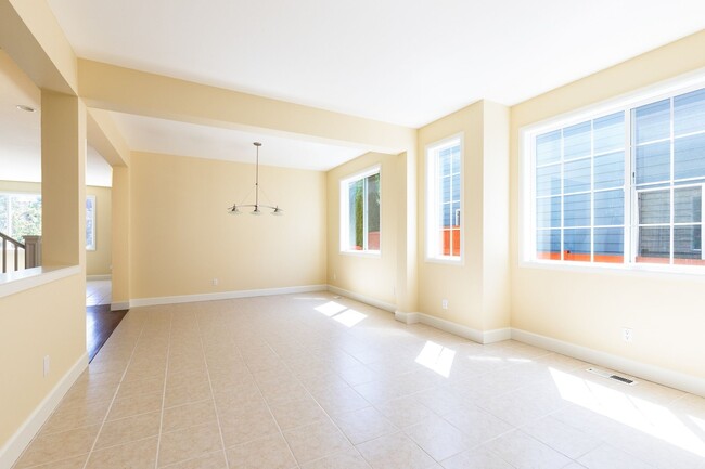 Building Photo - Beautiful 5 Bedroom 3 Bath Redmond Home!