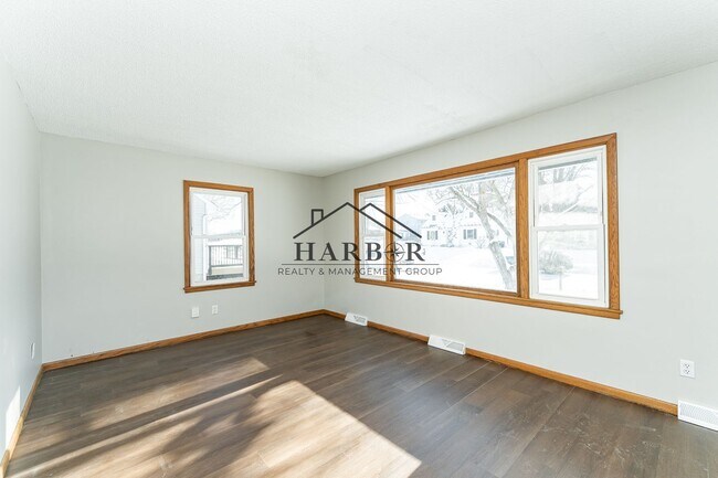 Foto del edificio - Recently Renovated 5 Bedroom Home! *1/2 OFF FIRST MONTH OF RENT*