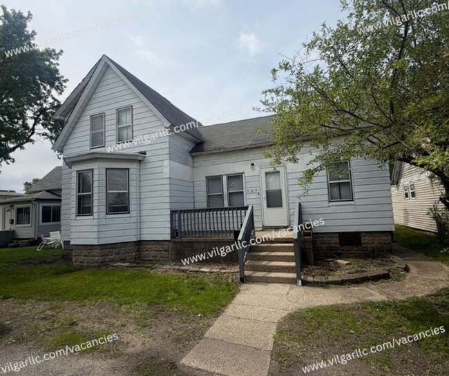 Foto del edificio - Step into comfort, convenience, and quality living in this conveniently designed 4-bedroom, 2-flo...