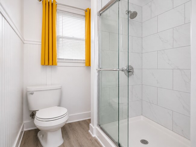 Foto del edificio - Charming 4BR Bungalow with Finished Basement & Fenced Yard
