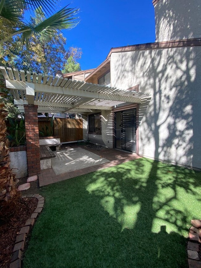 Foto del edificio - Alta Loma Woods Two Bed with Small Yard an...