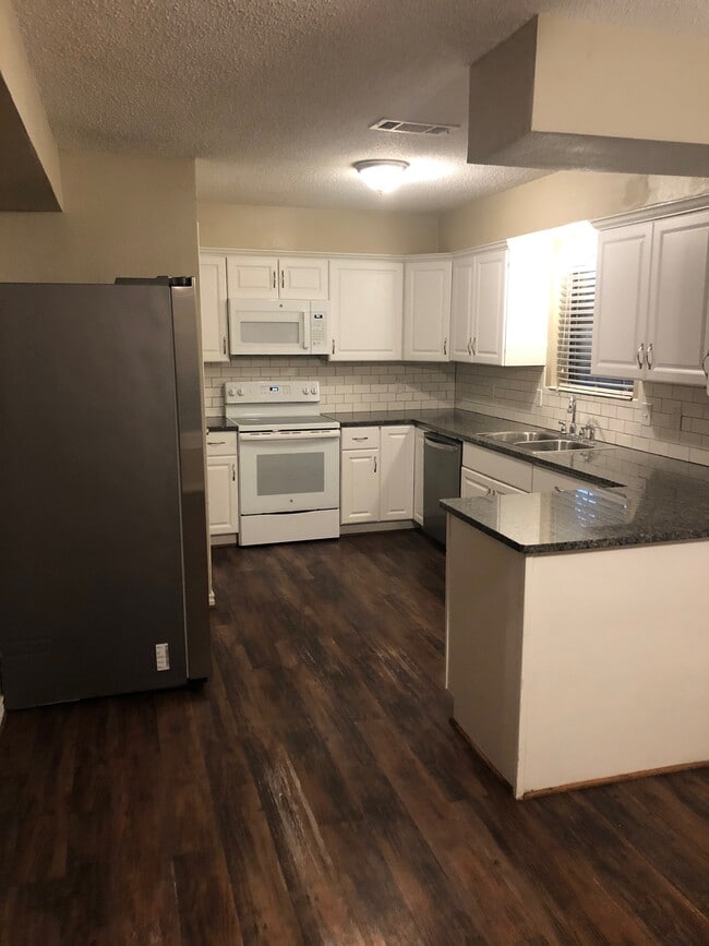 Kitchen - 7624 Thistle Ln