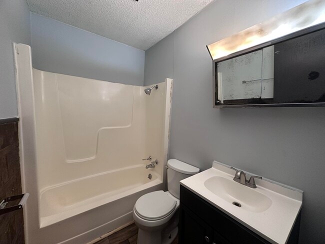 Building Photo - 907 Maple-