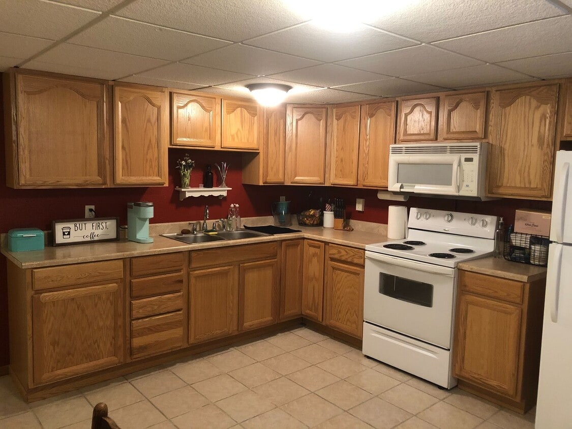Primary Photo - 1045 N Ames St